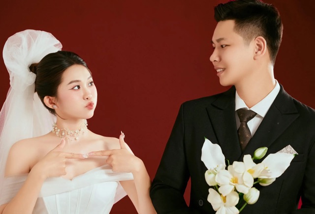 Ảnh cưới hiển thị trong thiệp được mở bằng trình duyệt