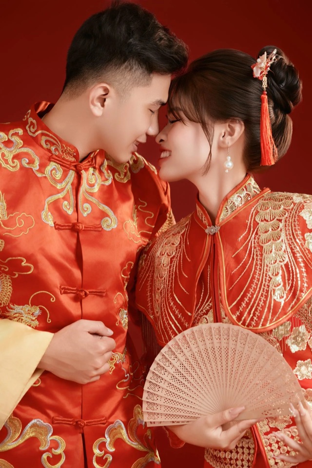 Khoảnh khắc tình cảm của cặp đôi trong trang phục cưới đỏ thêu vàng ở mẫu Song Hỷ