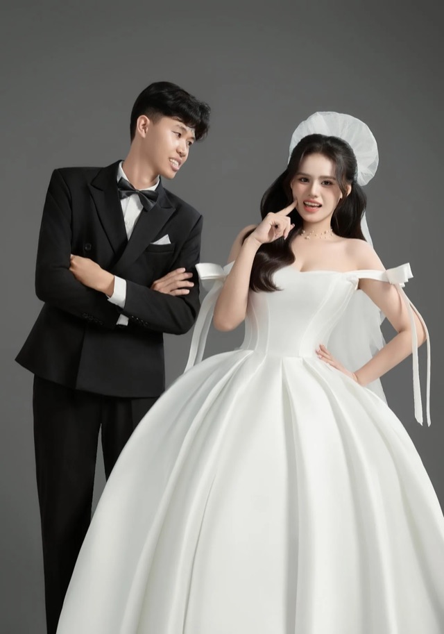 Cặp đôi váy trắng và vest đen trong mẫu thiệp Mộc xanh lá